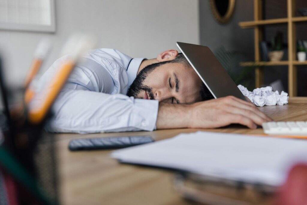 Como funciona a dependência química no trabalho