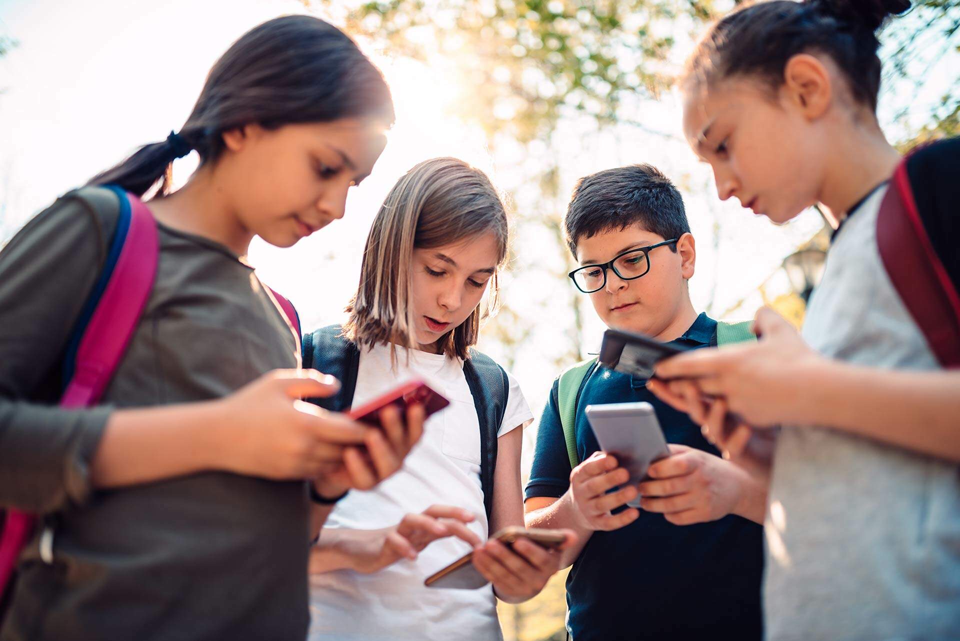 Grupo De Jovens Amigos Segurando O Smartphone Nas Mãos Se