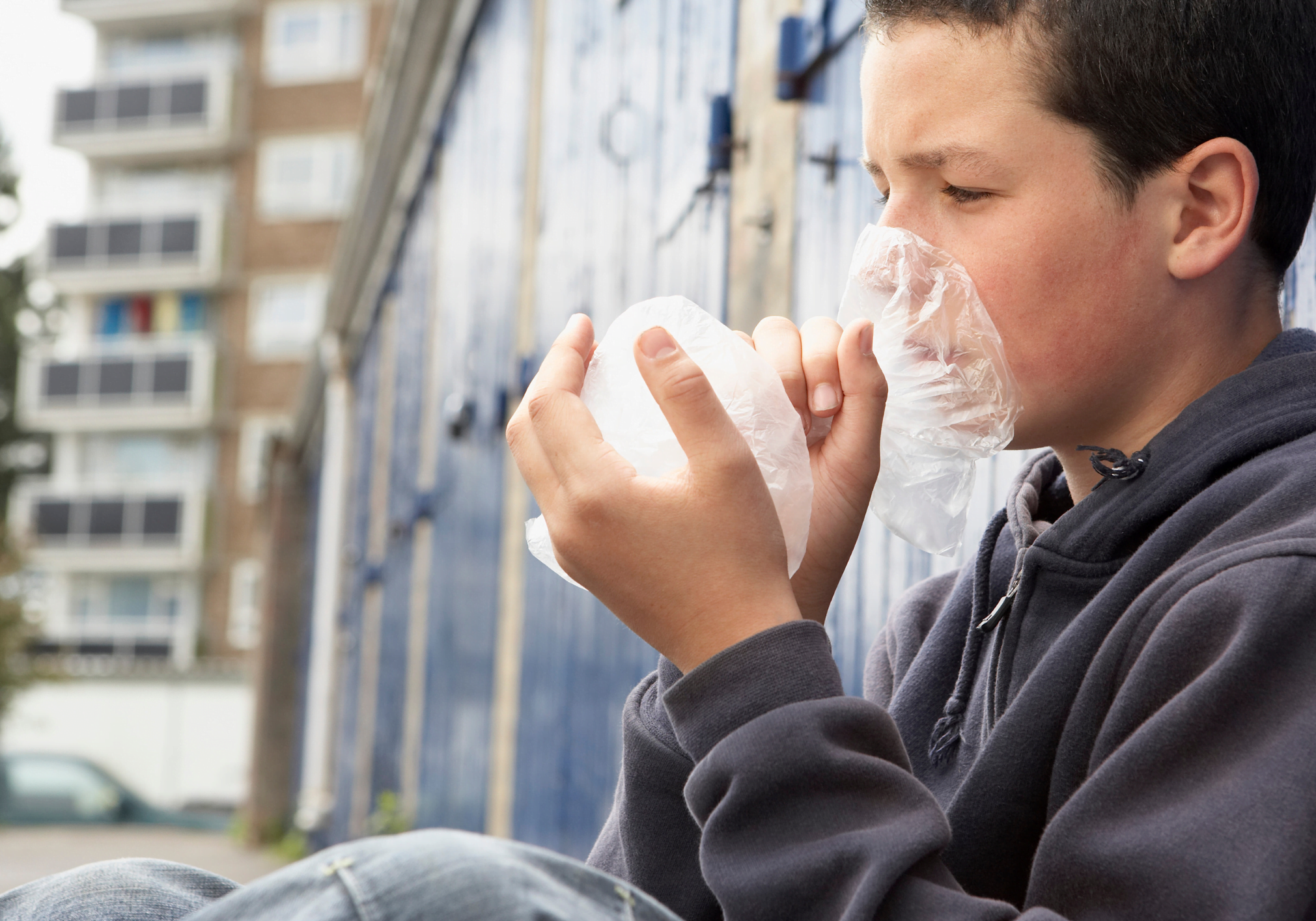 Adolescentes usam gás, aerosol, entre outros para se drogar