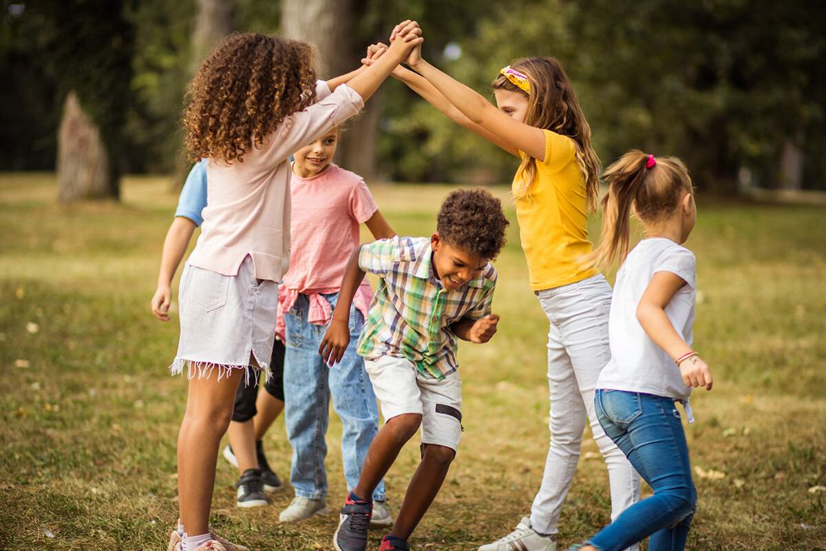 pais jovens com filhos em uma sala de jogos infantil Foto Grátis